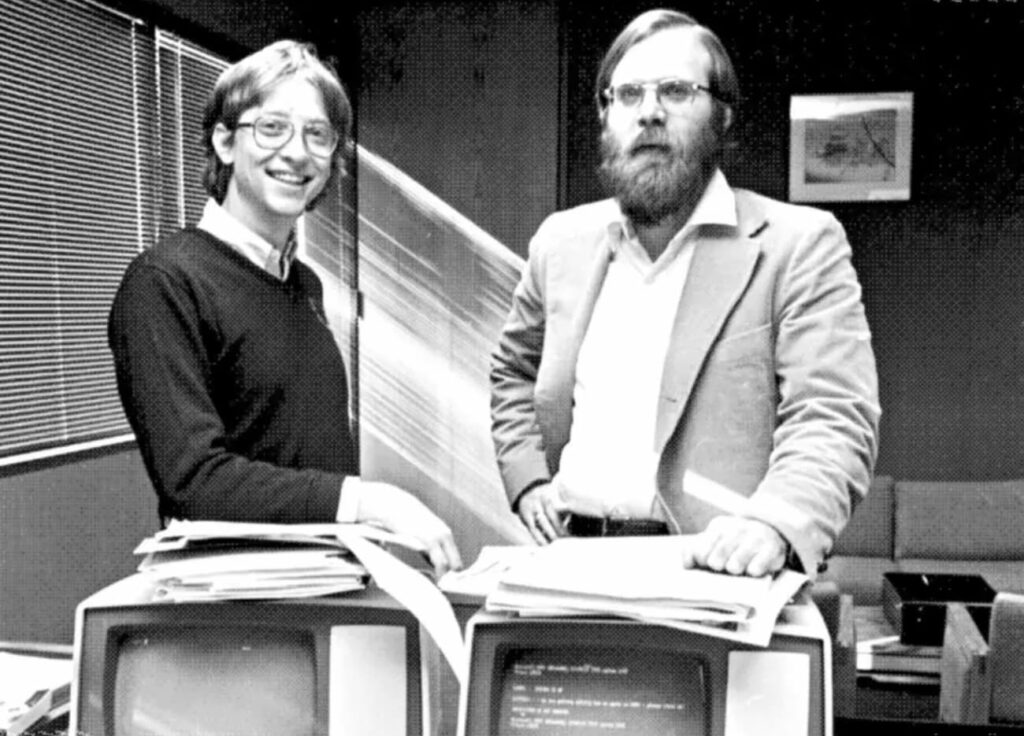 Microsoft: 50 anni del gigante, tra successi e scivoloni Bill Gates e Paul Allen, fondatori di Microsoft, ritratti in una foto in bianco e nero
